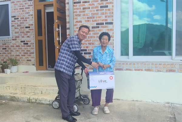 ▲장흥군은 제78주년 광복절을 맞아 지난 8일 독립유공자 후손 가정을 방문하여 위문품과 함께 감사의 뜻을 전했다.(사진제공=장흥군)