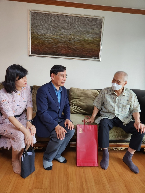 ▲광주광역시는 제78주년 광복절을 맞아 애국지사의 후손들을 방문, 그간 애로사항과 고충을 청취하고 위문품을 전달했다.(사진제공=광주광역시)