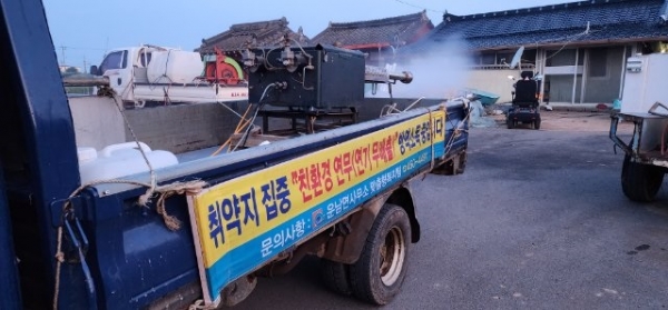 ▲무안군 운남면은 16일 유해 해충 감염병 차단을 위해 친환경 방역소독을 실시했다.(사진제공=무안군)
