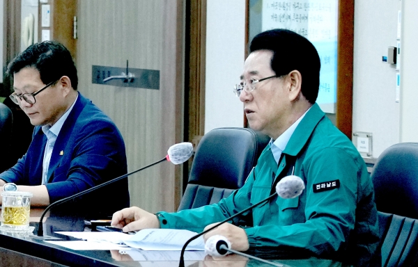 ▲김영록 전남지사가 지난 11일 도청 서재필실에서 전국체전 대책 회의를 열어 체전 주요 분야별 추진상황 및 향후 핵심 현안에 대해 점검하는 모습.(사진제공=전라남도)