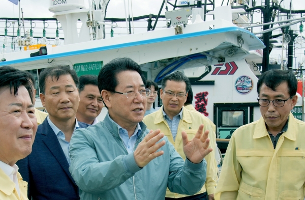 ▲김영록 전남지사가 지난 9일 제6호 태풍 ‘카눈’ 에 대비, 여수 국동항을 방문해 철저한 사전 예방활동을 당부하는 모습.(사진제공=전라남도)