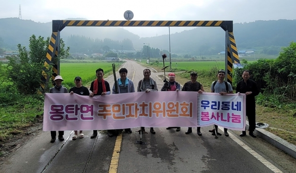 ▲무안군 몽탄면 주민자치위원회는 지난 15일 풀베기 작업과 쓰레기 줍기 등 환경정비 봉사활동을 펼쳤다.(사진제공=무안군)