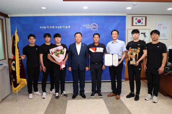 ▲무안군청 검도팀이 7인조 단체전 우승을 비롯하여 개인전 6단부 준우승과 4단부 3위라는 성적을 거두는 등 뛰어난 활약을 펼쳤다.(사진제공=무안군)