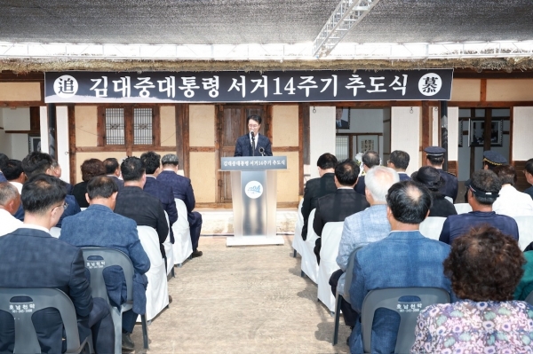 ▲故 김대중 대통령 서거 14주기 추도식에서 박우량 신안군수가 추도사를 낭독하고 있다.(사진제공=신안군)