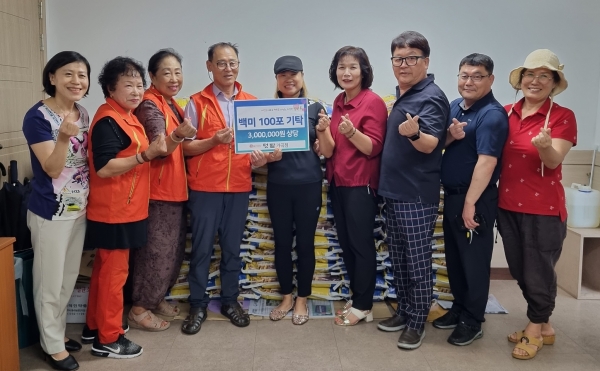 ▲지난 16일 텃밭 순천 가곡점 대표가 삼산동에 쌀 100포를 기탁했다.(사진제공=순천시)