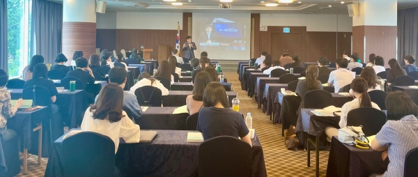 ▲워크숍에서 구수환PD가 ‘글쓰기, 책의 힘’을 주제로 강연을 하고 있다.(사진제공=전라남도교육청)