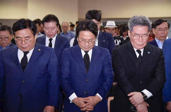 ▲강기정 광주광역시장이 18일 오후 동구 전일빌딩 245에서 열린 '김대중 전 대통령 서거 14주기 추도식'에 참석해 묵념을 하고 있다.(사진제공=광주광역시)