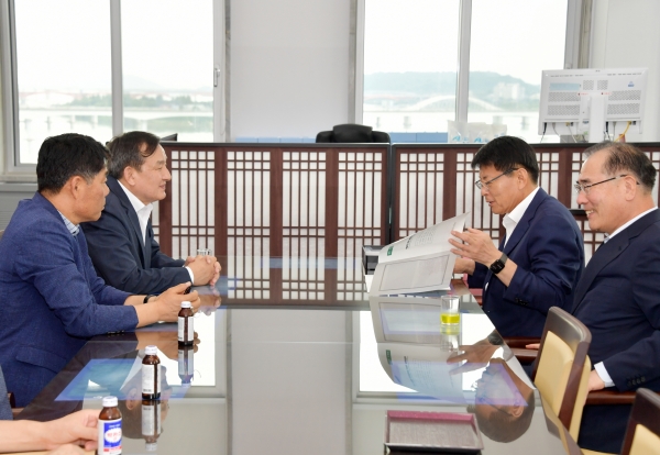 △이병노 담양군수는 내년도 정부 예산안 심의를 앞둔 시점에 국회를 방문, 서삼석 예결위원장을 만나 2024년도 국비 예산 반영을 위해 현안 사업 추진의 필요성을 설명했다.(사진제공=담양군)