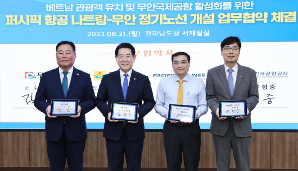 ▲김영록 전라남도지사가 21일 오전 도청 서재필실에서 베트남 퍼시픽 항공과 무안국제공항 정기노선 개설 업무협약을 했다. (사진왼쪽부터 김산 무안군수, 김영록 전라남도지사, 응웬 당 끄엉 퍼시픽항공 부사장, 신용구 한국공항공사 글로컬사업본부장.사진제공=전라남도)