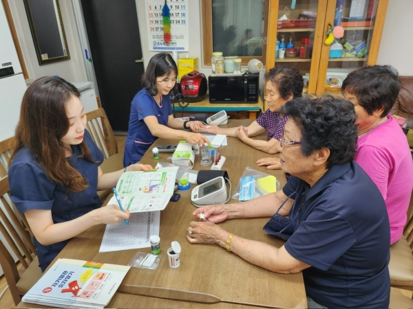 ▲담양군은 지역주민의 심뇌혈관질환 예방관리를 위해 관내 경로당을 중심으로 ‘움직이는 건강증진실’을 운영하고 있다.(사진제공=담양군)