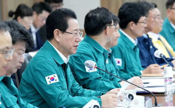 ▲김영록 전라남도지사가 22일 오전 도청 서재필실에서 실국장 정책회의를 주재하고 있다.(사진제공=전라남도)