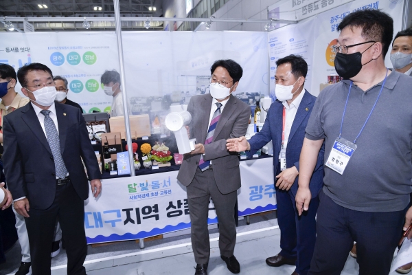 ▲강기정 광주광역시장이 지난해 9월 15일 오후 서구 김대중컨벤션센터에서 열린 '제1회 광주 사회적경제 박람회'에 참석해 홍보부스를 둘러보고 있다.(사진제공=광주광역시)