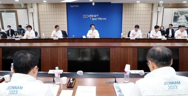 ▲김영록 전라남도지사가 23일 오전 도청 서재필실에서 열린 제104회 전국체전·제43회 전국장애인체전 집행부 분야별 준비상황보고회를 주재하고 있다.(사진제공=전라남도)