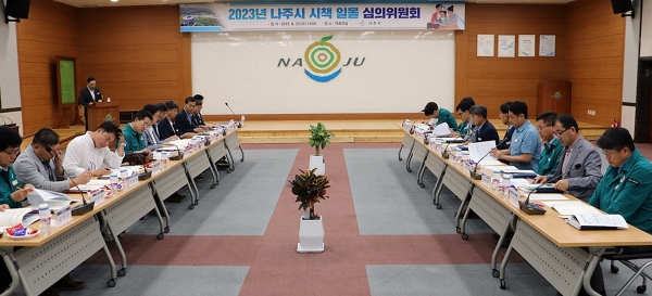 나주시(시장 윤병태)는 지난 23일 시청사 대회의실에서 강영구 부시장 주재로 시책 일몰 대상 사업 부서장이 참석한 가운데 ‘2023년 시책일몰심의위원회’를 개최했다
