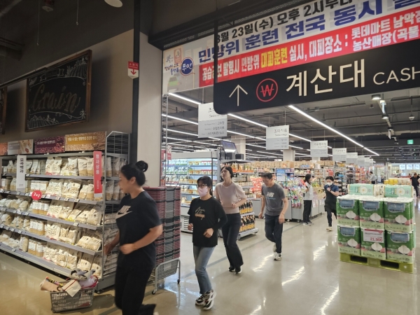 ▲무안군은 지난 23일 오후 2시부터 20분간 롯데마트 남악점에서 을지연습 민방위 다중이용시설 대피훈련을 실시했다.(사진제공=무안군)