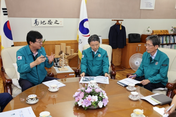 ▲김성 장흥군수가 23일 ‘2024년 국비사업 예산 확보 및 현안사업 추진을 위해 중앙부처를 방문했다.(사진제공=장흥군)