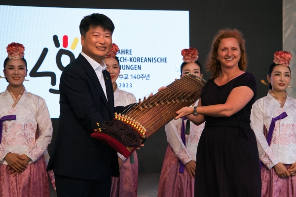 ▲박창환 전남부지사가 박물관강변축제 개막식에서 엘케 포이틀 프랑크푸르트 부시장에게 양 지역 문화예술 교류를 기념하며 가야금을 전달했다.(사진제공=전라남도)