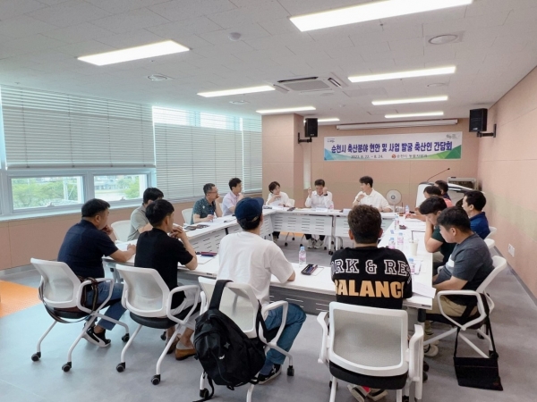 ▲순천시가 2024년 축산분야 현안사업 발굴을 위해 축산인과 간담회를 열었다.(사진제공=순천시)