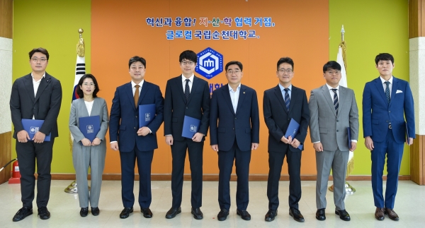 ▲국립 순천대학교가 교육 및 연구 경쟁력 강화를 위해 8월 28일 자로 신임 교수 7명을 임명하고 수여식을 개최했다.(사진제공=순천대학교)