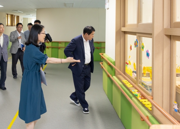 ▲이정선 광주교육감이 29일 오는 9월1일 북구 중흥동에 개원하는 공립 단설 효동유치원을 방문해 개원 준비사항은 점검하고 교직원들을 격려했다.(사진제공=광주광역시교육청)