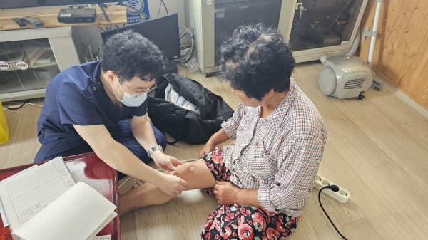 ▲해남군은 의료기관을 방문하기 어려운 고령 노인의 불편 해소를 위해‘구석구석 찾아가는 동네 보건소’를 9월부터 시범 운영한다.(사진제공=해남군)