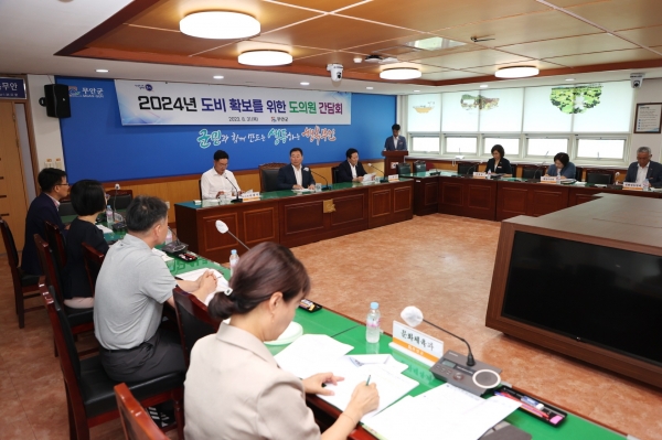 ▲무안군은 31일 도의원과 지역 현안 사업을 협의하고 도비 지원 건의를 위한 간담회를 개최했다.(사진제공=무안군)