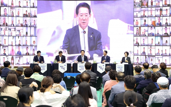 ▲김영록 전남지사의 강진군민과의 ‘도민과의 대화’가 31일 강진 제1실내체육관에서 열렸다.(사진제공=전라남도)