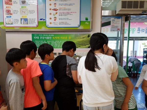 ▲청소년 차 마시기 시음 하고 있다.(사진제공=보성군)