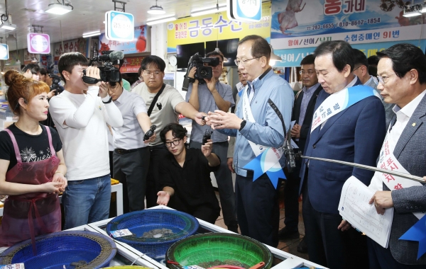 ▲전라남도는 4일 조승환 해양수산부 장관과 함께 수산물 안전관리 현황을 점검하고 일본 원전 오염수 방류에 따른 위기 극복을 위해 수산업계 관계자들과 간담회를 했다.(사진제공=전라남도)