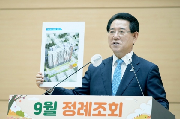 ▲김영록 전라남도지사가 6일 오전 도청 왕인실에서 열린 공감과 소통을 위한 9월 정례조회에서 ‘전남형 만원주택 사업’을 설명하고 있다.(사진제공=전라남도)