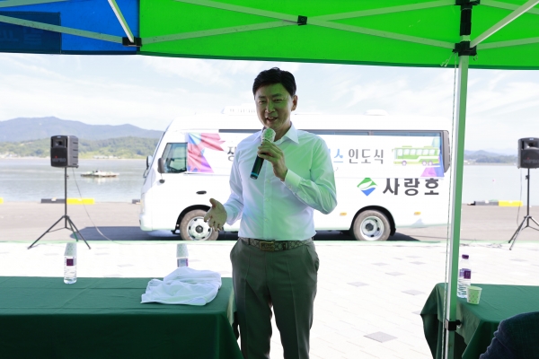 ▲김철우 보성군수가 인도식에서 장도 주민들에게 축하 말을 건네고 있다.(사진제공=보성군)
