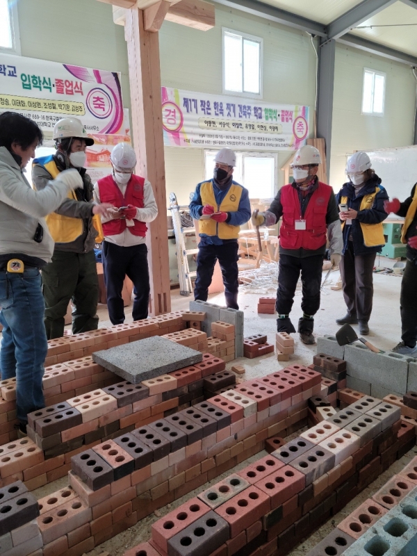 ▲국제온돌학회 김준봉 회장이 벽돌을 이용하여 온돌을 실제 만들어 보고 온돌의 원리와 구조를 설명하고 있다.(사진제공=보성군)