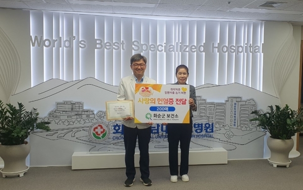 ▲정용연 화순전남대학교병원장(왼쪽)과 박미라 보건소장(오른쪽)의 기념 촬영 모습(사진제공=화순군)