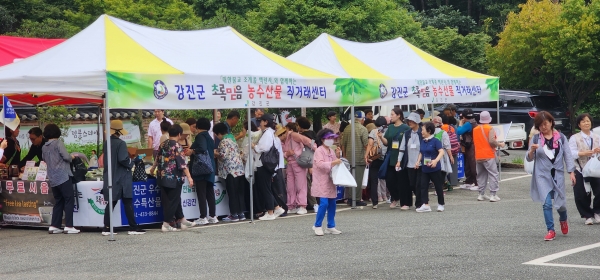 ▲서울 삼각산 도선사 신도들이 방생 법회를 위해 강진을 찾은 가운데 군이 백련사 주차장에 마련한 초록믿음 농수산물 직거래장터에서 지역 특산품을 구매하고 있다.(사진제공=강진군)