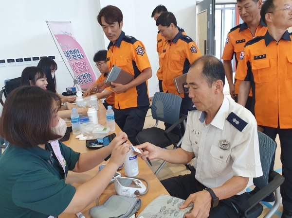 ▲장흥군보건소는 2023년 심뇌혈관질환 예방관리 주간을 맞아 ‘자기혈관 숫자알기, 레드써클 캠페인’을 실시했다.(사진제공=장흥군)