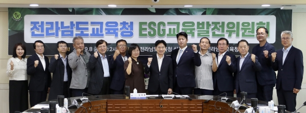 ▲8일 전남교육청 상황실에서 김대중 교육감과 ESG교육발전위원들이 파이팅을 외치며 기념 촬영을 하고 있다.(사진제공=전라남도교육청)