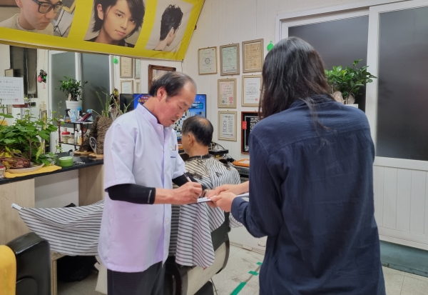 ▲강진군이 관내 이·미용업소를 대상으로 공중위생서비스 상태를 점검했다.(사진제공=강진군)