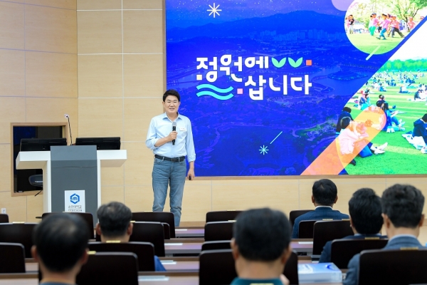 ▲9월 12일 노관규 순천시장이 순천대 경영행정대학원 최고관리자과정에서 강의하고 있다.(사진제공=순천시)