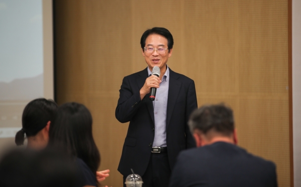 ▲강진원 강진군수가 2023년 강진군 반부패·청렴교육에서 청렴도 향상을 위한 전 직원의 협조를 당부하고 있다.(사진제공=강진군)
