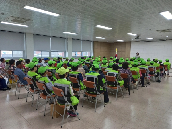 ▲무안군 무안읍은 지난 13일 2023년 하반기 노인일자리 참여자 교육을 진행했다.(사진제공=무안군)