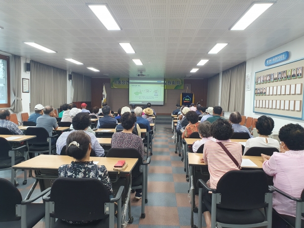 ▲무안군 현경면은 지난 13일 노인일자리에 참여하는 어르신을 대상으로 건강한 일자리 사업 참여를 위한 교육을 실시했다.(사진제공=무안군)