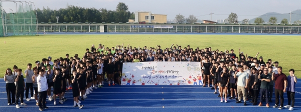 ▲지난달 25일 전국체전 D-50을 맞아 전남교육청 관계자들과 전남체육고등학교 학생 선수 및 지도자들이 ‘104회 전국체육대회’ 성공개최를 기원하며 파이팅을 외치고 있다.(사진제공=전라남도교육청)