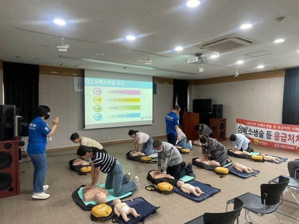 ▲담양군은 15일 담양여성회관에서 자동심장충격기 사용법 및 응급처치 교육을 진행했다.(사진제공=담양군)