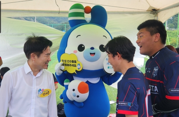 ▲김대중 전남교육감이 교육감배 학교스포츠클럽 대회 참가 학생을 격려하고 있다.(사진제공=전라남도교육청)
