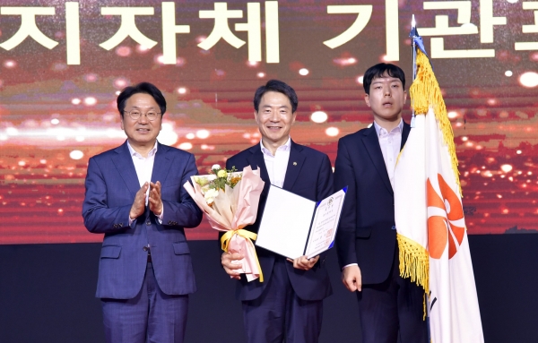 ▲강기정 광주광역시장(왼쪽)이 지난 15일 오후 동구 5·18민주광장에서 열린 '2023 광주청년주간' 개막식에서 오인창 광주시 청년정책관(가운데)에게 2023년도 청년정책 종합평가 국무총리 기관 표창장을 전수하고 있다./광주광역시 제공
