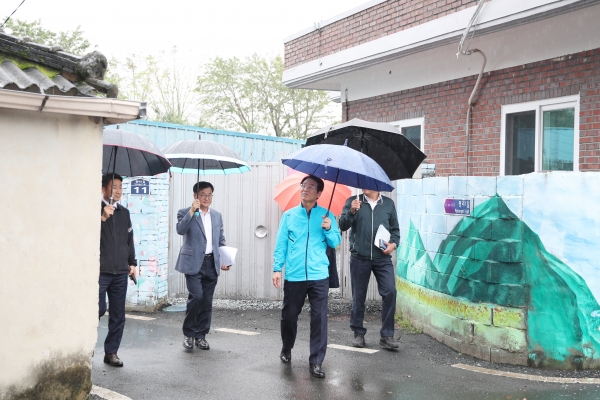 ▲강진원 강진군수가 도시민 정주 인구 유입을 위해 빈집 리모델링 현장을 찾아 살펴보고 있다.(사진제공=강진군)