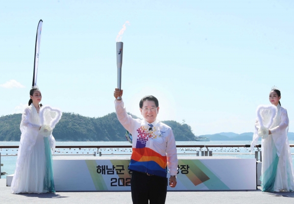 ▲김영록 전라남도지사가 18일 오전 해남군 송지면 땅끝 맴섬광장에서 열린 제104회 전국체전과 제43회 전국장애인체전 성공 개최를 위한 성화 특별채화식에서 칠선녀에 의해 채화된 성화를 전달받고 있다.(사진제공=전라남도)