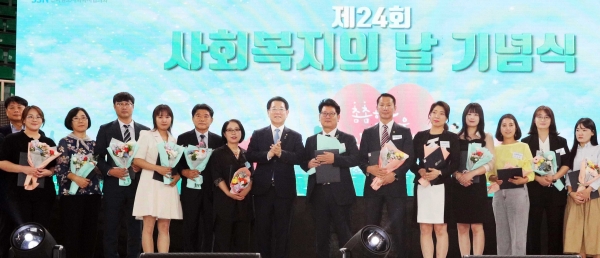 ▲김영록 전라남도지사가 19일 오전 고흥 팔영체육관에서 열린 제24회 사회복지의 날 기념식에서 유공자에 대한 도지사 표창장을 수여한 뒤 기념촬영을 하고 있다.(사진제공=전라남도)