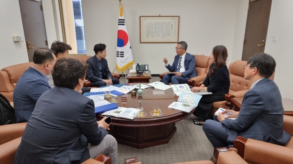 ▲김대중 전남교육감이 19일 미국 LA총영사관을 방문, 김영완 총영사 등 관계자들과 2024대한민국 글로컬 미래교육 박람회를 주제로 대화하고 있다.(사진제공=전라남도교육청)