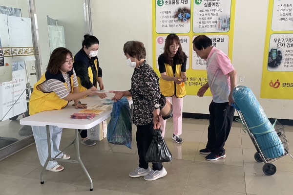 ▲강진군이 강진버스여객터미널에서 치매극복의 날 캠페인을 실시하고 있다.(사진제공=강진군)